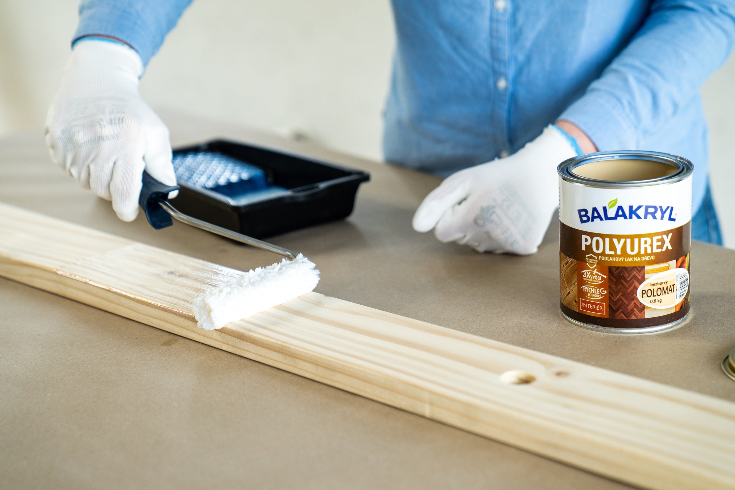 BALAKRYL POLYUREX bezbarvý polyuretanový podlahový lak na dřevo interiér_ukázka1