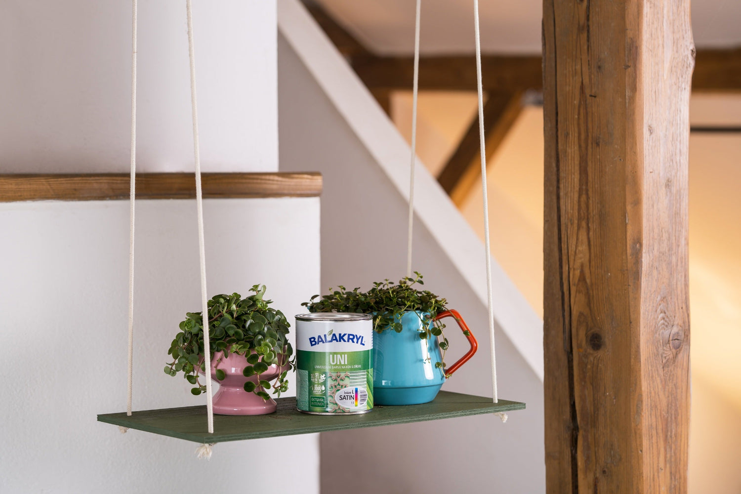 BALAKRYL UNI SATIN vodou ředitelná rychleschnoucí univerzální barva na kov a dřevo_ukázka1