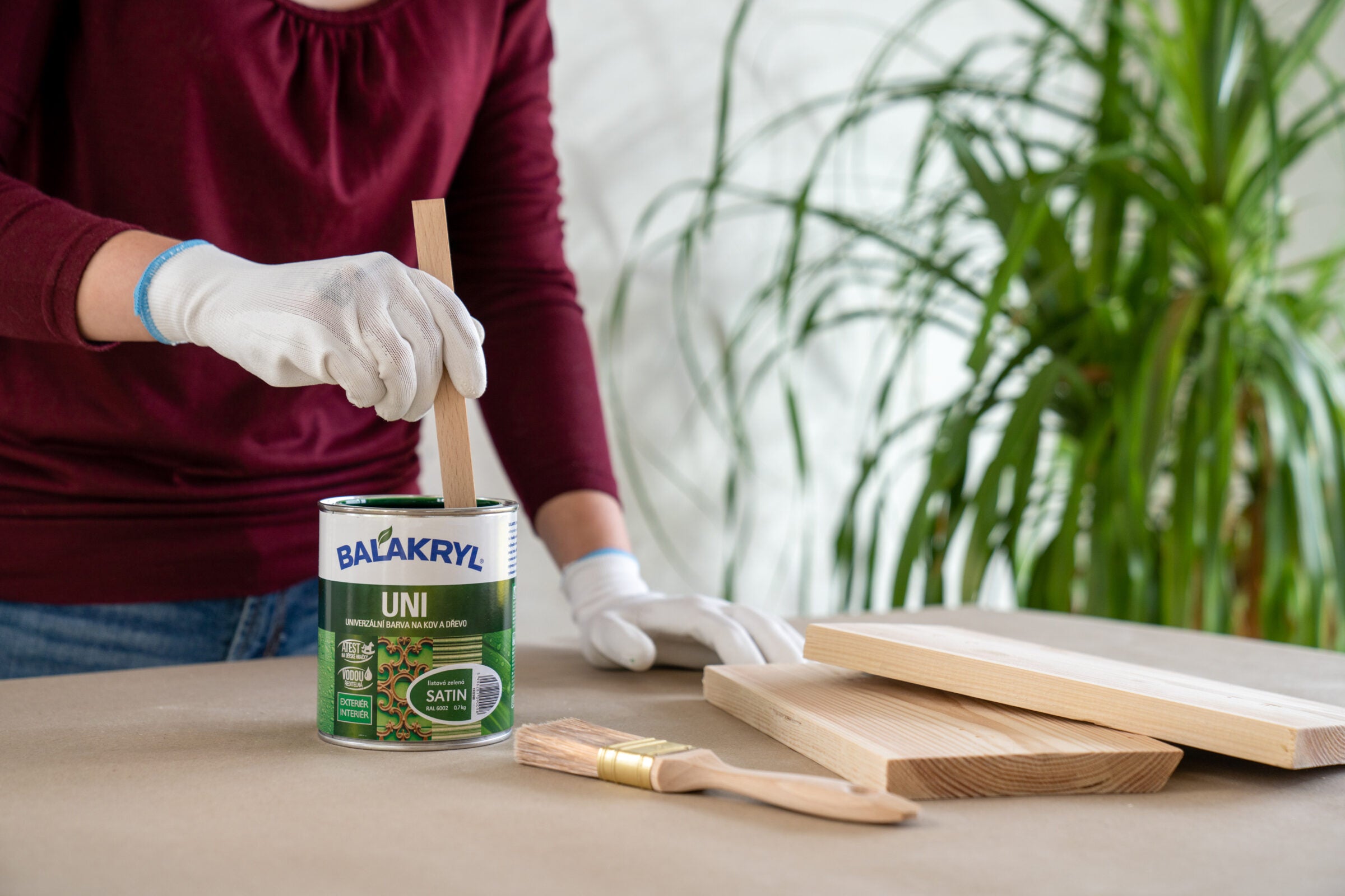 BALAKRYL UNI SATIN vodou ředitelná rychleschnoucí univerzální barva na kov a dřevo_aplikace1
