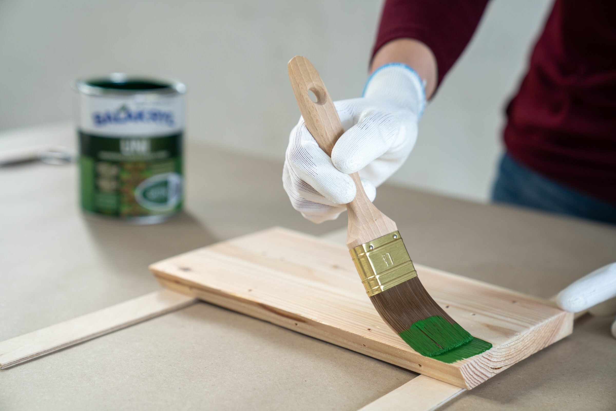 BALAKRYL UNI SATIN vodou ředitelná rychleschnoucí univerzální barva na kov a dřevo_aplikace2