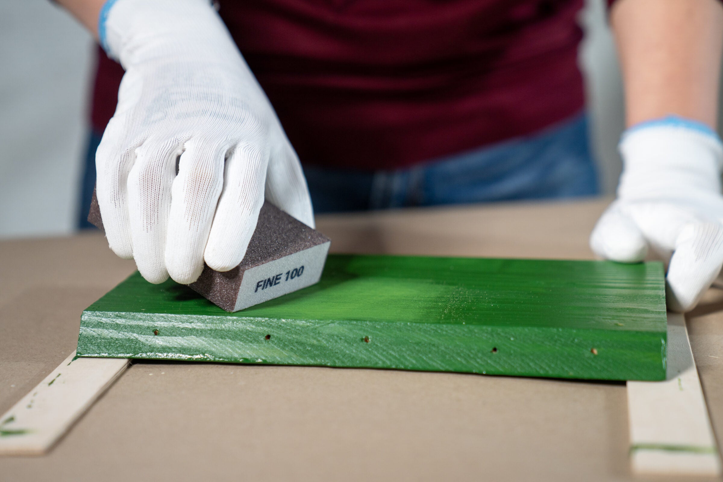 BALAKRYL UNI SATIN vodou ředitelná rychleschnoucí univerzální barva na kov a dřevo_aplikace3