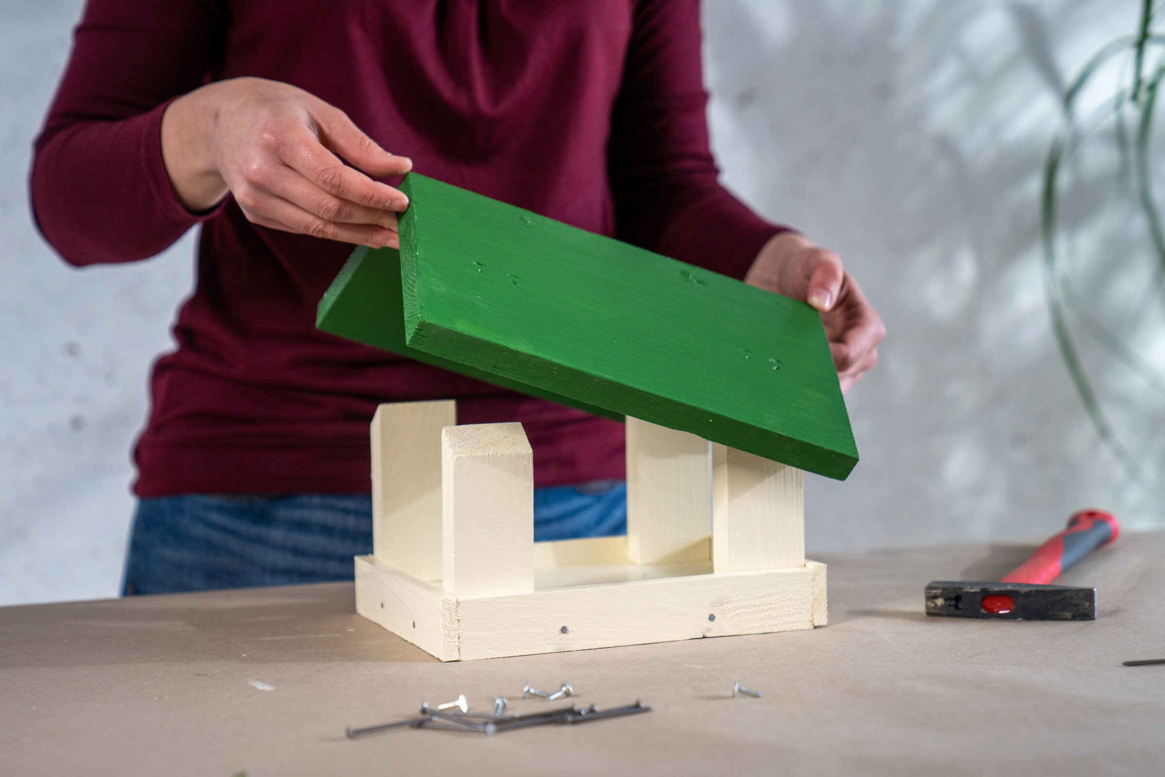 BALAKRYL UNI SATIN vodou ředitelná rychleschnoucí univerzální barva na kov a dřevo_aplikace4