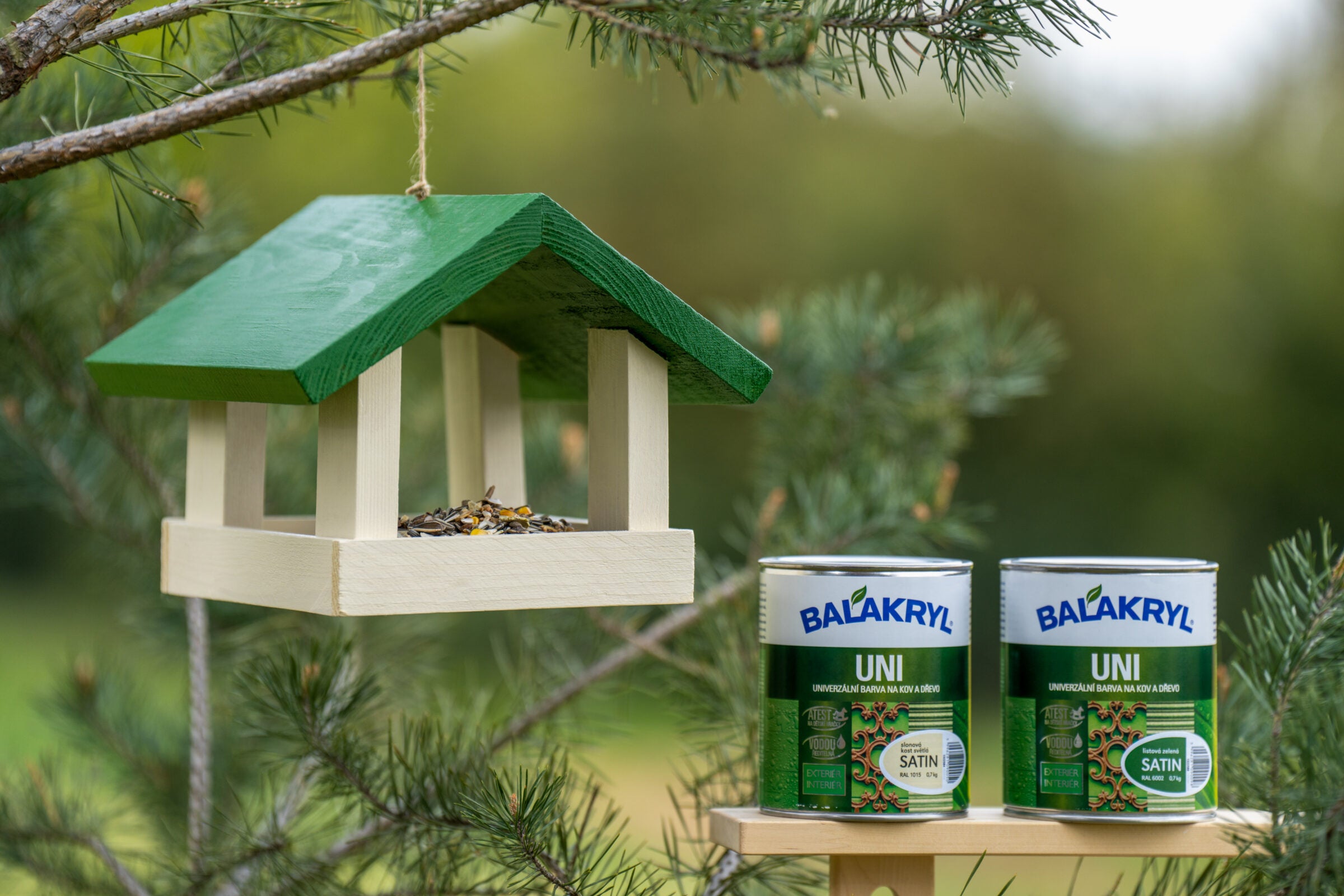 BALAKRYL UNI SATIN vodou ředitelná rychleschnoucí univerzální barva na kov a dřevo_ukázka