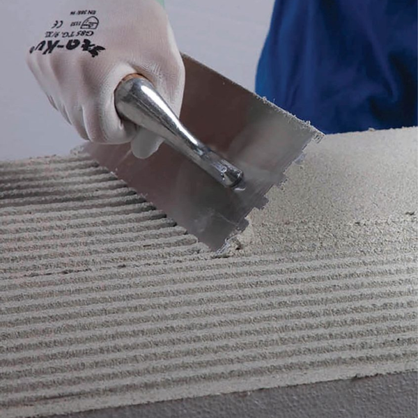 MAPEI Mapetherm AR1 armovací cementová malta 25 kg aplikace