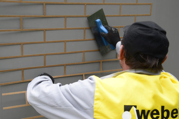 Weber šablona cihla aplikace s omítkou weberpas silikon brick