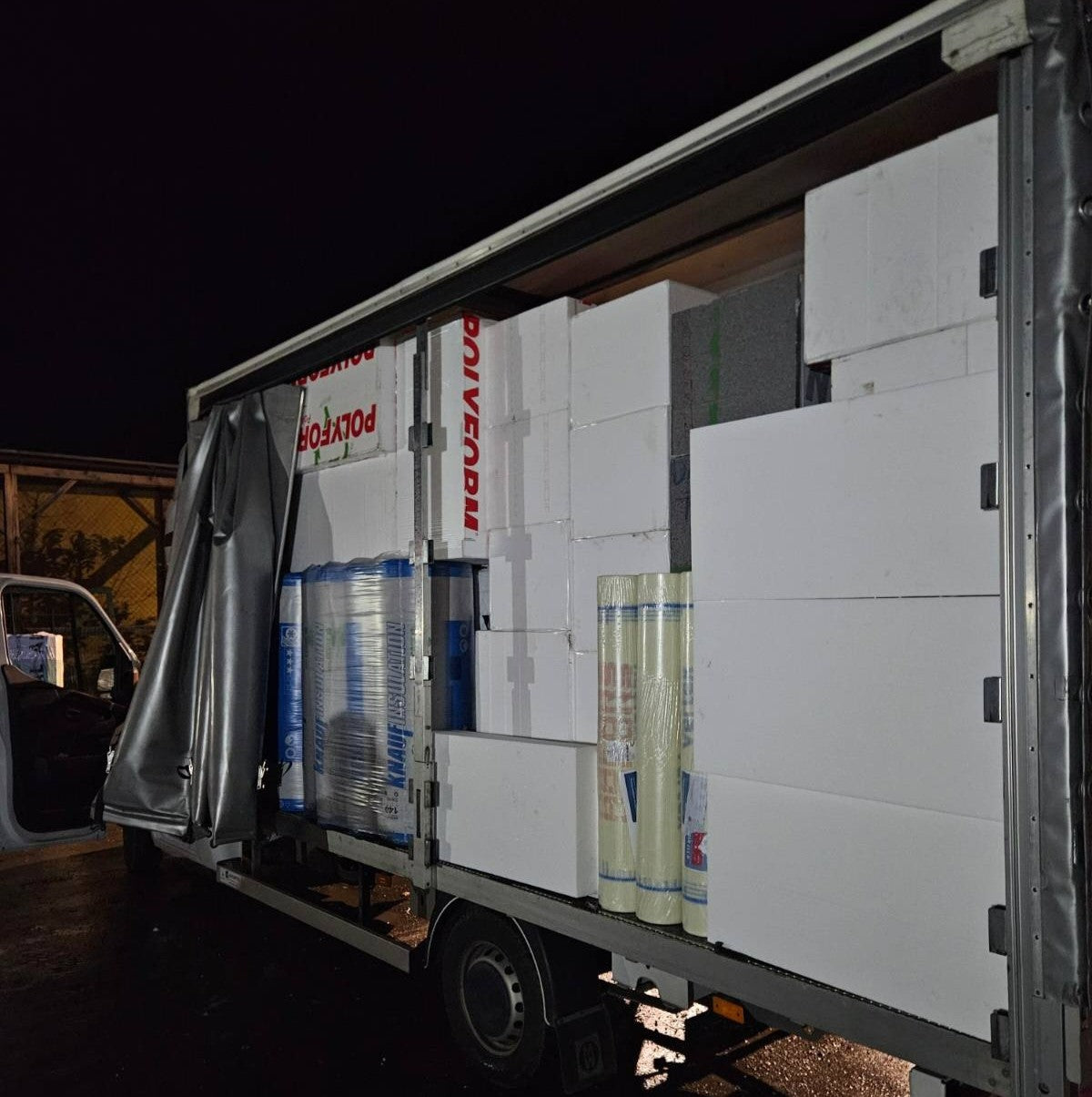 Chcete PIR desky do Vánoc? Podívejte se, jak makáme ve skladu.