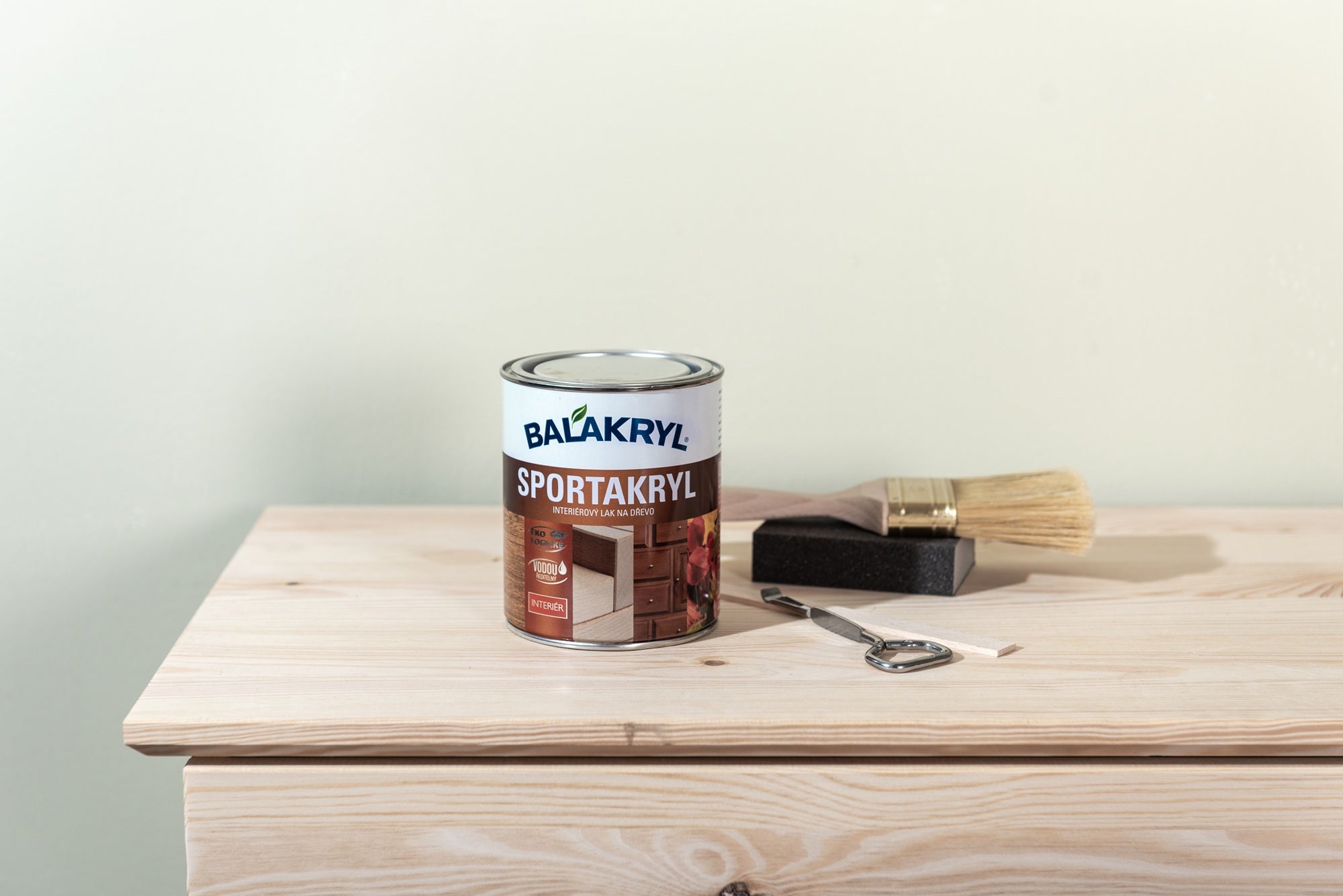 BALAKRYL SPORTAKRYL – plechovka laku s pomůckami na natírání