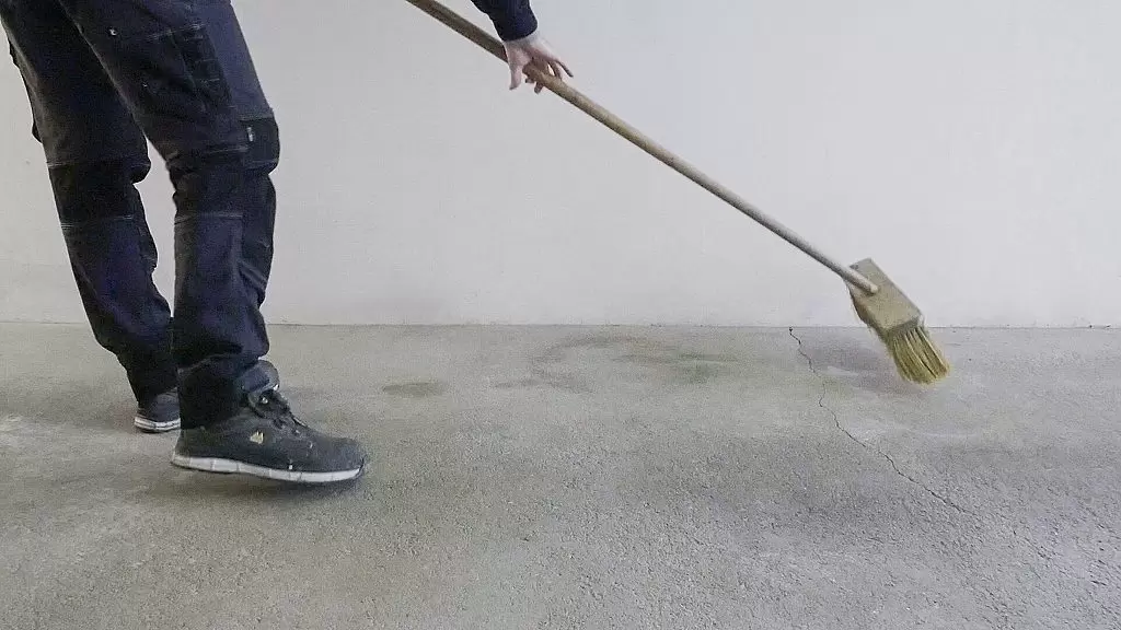 PRIMALEX ULTRA BETON barva na betonové podlahy_cisteni-koste