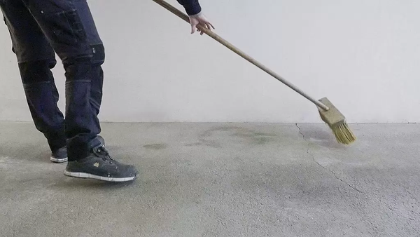 PRIMALEX ULTRA BETON Protiskluzová voděodolná barva na beton_cisteni-koste