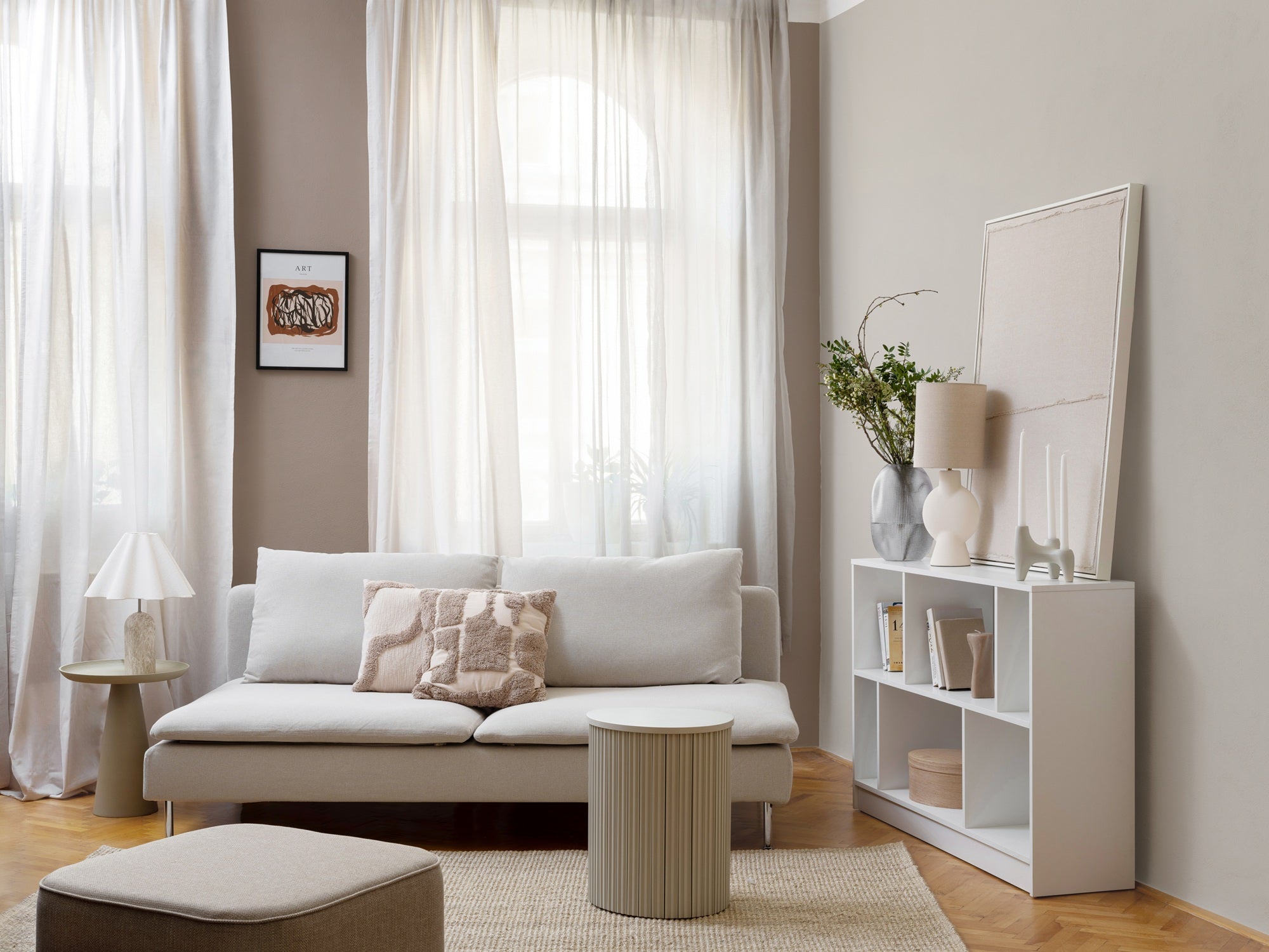 PRIMALEX ceramic – inspirace barvou zdi: modrošedá ložnice s cihlovou stěnou