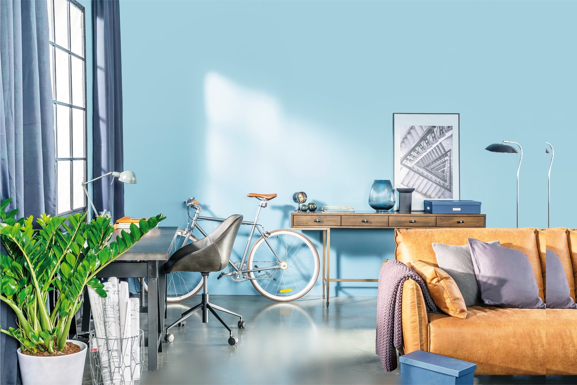 PRIMALEX ceramic – inspirace barvou zdi: modrý obývací pokoj s pracovním koutem